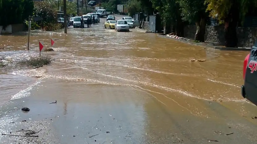 Yağmur yolları göle çevirdi