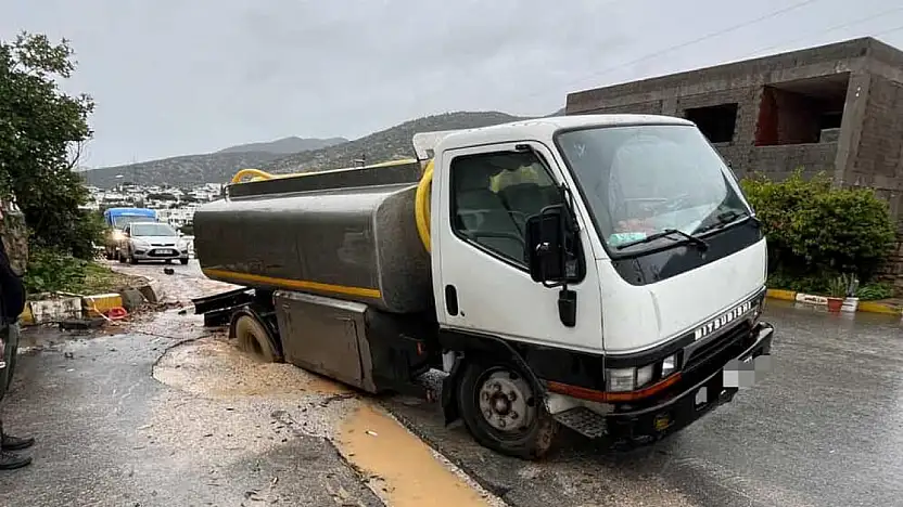 Yağmurla yumuşayan yolda tanker mahsur kaldı