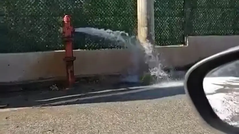 Yangın musluğu arızalandı tonlarca su boşa aktı