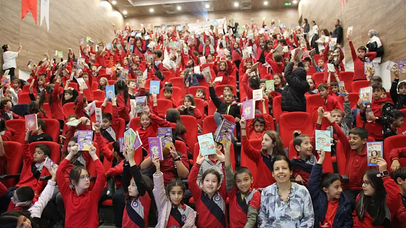 Yazar Pelin Güneş minik okurlarla buluştu