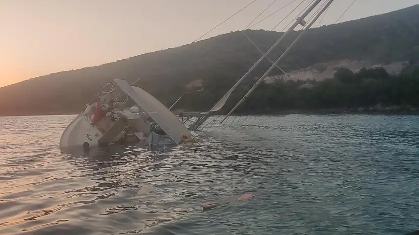 Yelkenli tekne kayalıklara çarptı: 5 kişi kurtarıldı
