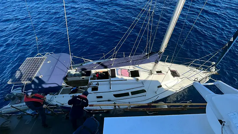 Yelkenli teknede 22 düzensiz göçmen ve bir göçmen kaçakçısı yakalandı