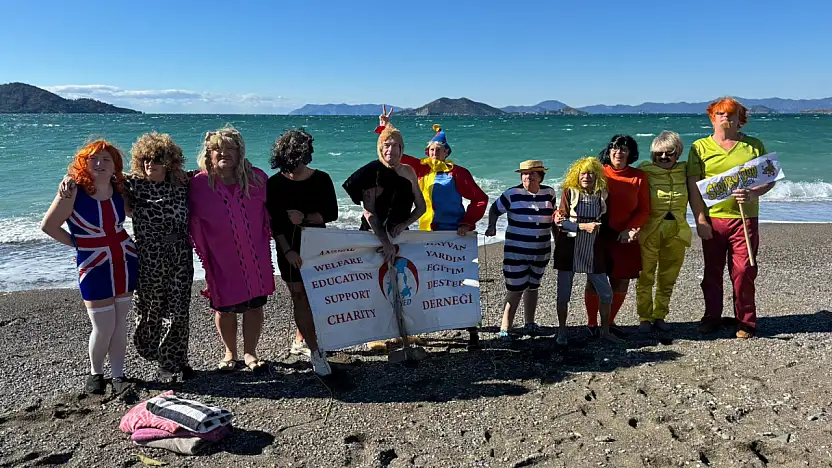 Yeni yılın ilk gününde çocuklar ve hayvanlar için denize girdiler