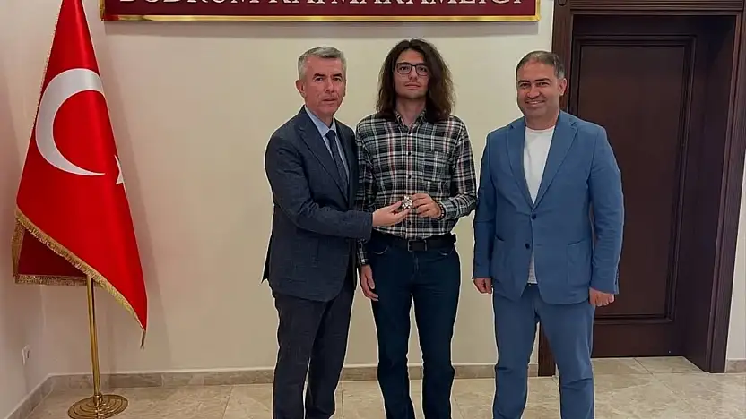 YKS Bodrum birincisine protokolden tebrik ve ödül