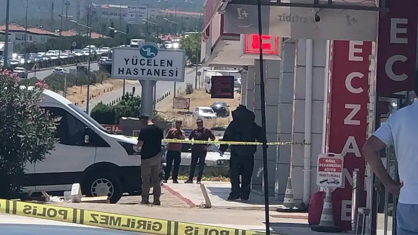 Yol kenarında bulunan 2 valiz paniğe neden oldu
