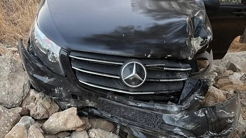 Yoldan çıkan minibüs ağır hasar aldI
