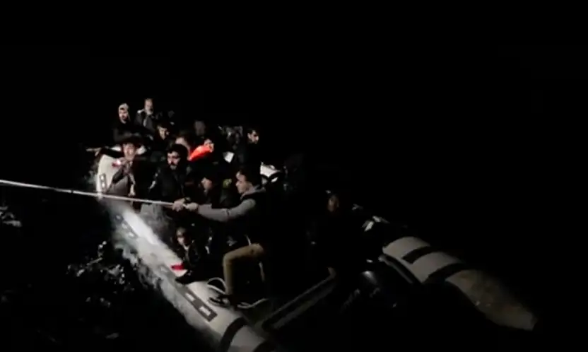 13'ü çocuk 29 düzensiz göçmen kurtarıldı, 2 göçmen kaçakçısı yakalandı