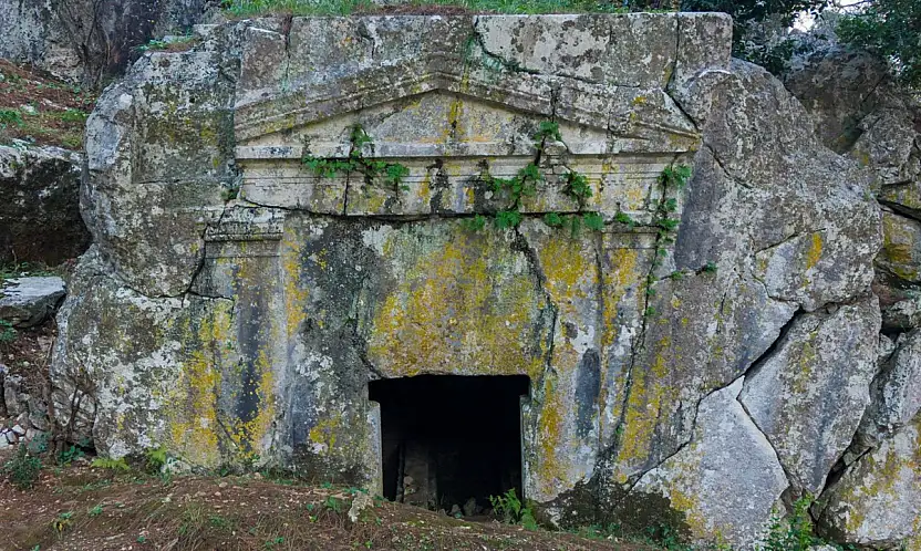 2 Bin 400 Yıllık kaya mezarı koruma altında