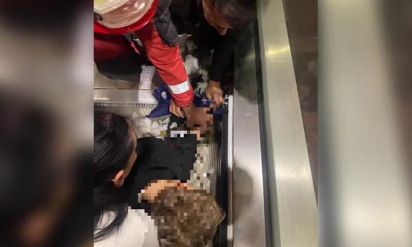 5 yaşındaki çocuk yürüyen merdivende elini sıkıştırdı