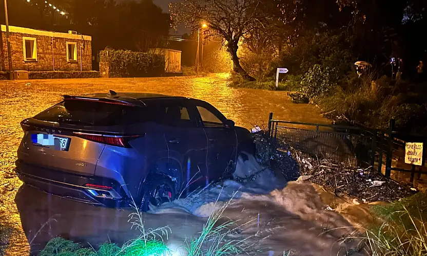 Akşam yağmuru Bodrum'u vurdu araç dere yatağına sürüklendi