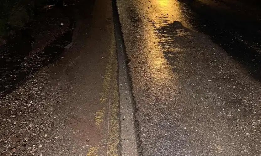 Akyarlar'da önlemsiz bırakılan çukur motosikletli gençleri gece karanlığında tuzağa düşürdü
