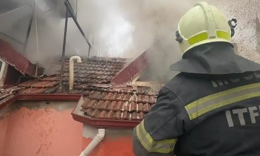 Alevler çatı katını sardı mahallede Panik anları