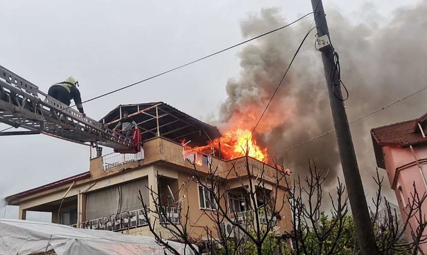 Alevler içinde mahsur kaldı son anda kurtarıldı