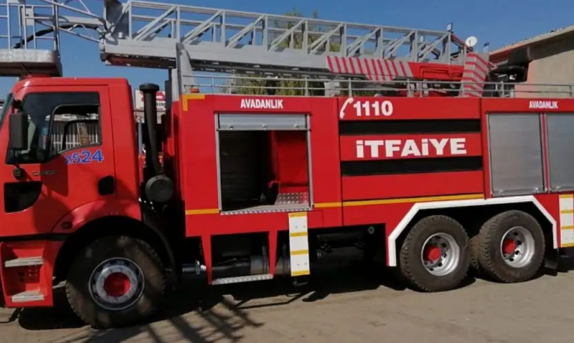 Alevler iki katlı evi sardı