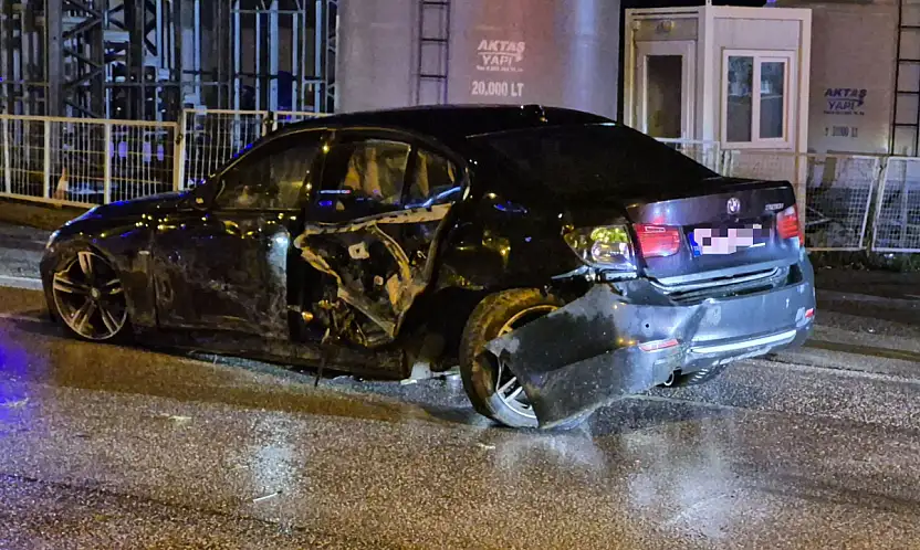 Alkollü sürücü refüje çıktı