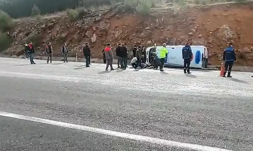 Ambulans yan yattı sağlıkçılar yaralandı