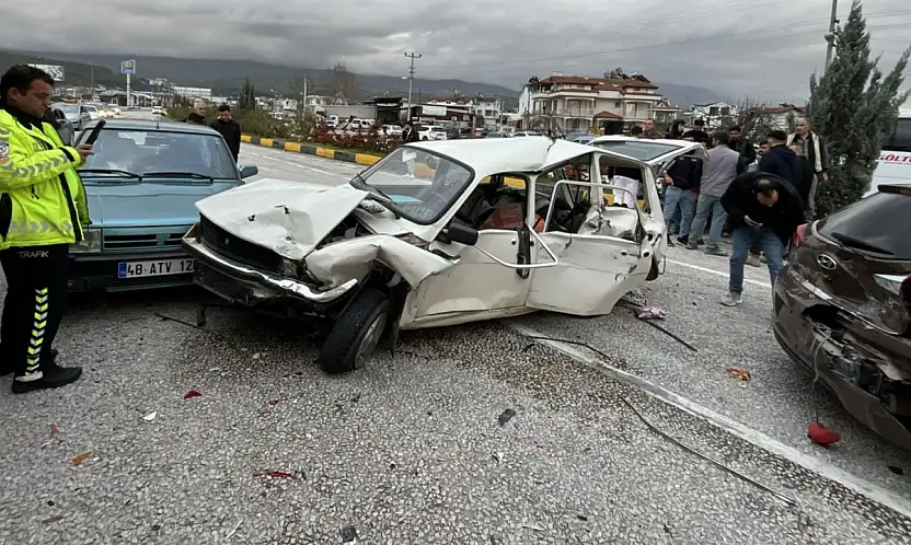 Araçlar birbirine girdi 3 kişi yaralandı