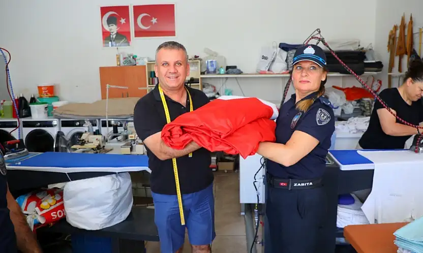 Bayrağa sevgi işleyen Ali Akay'a anlamlı teşekkür