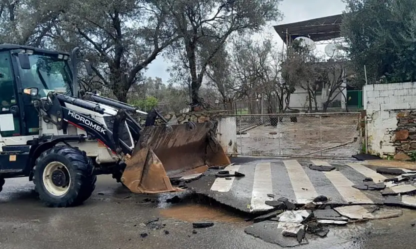 Belediye ekipleri şiddetli yağışın ardından sahada