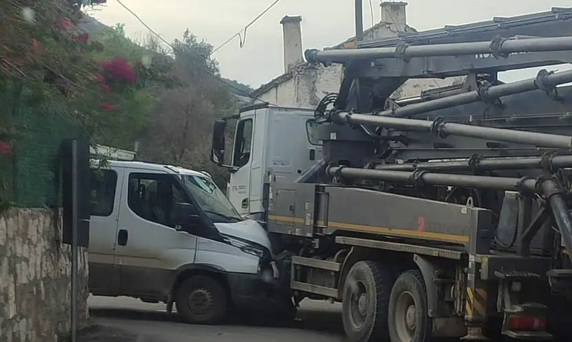 Beton pompası ile kamyonet çarpıştı