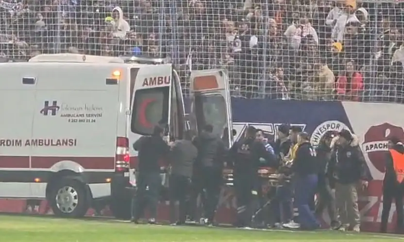 Bir taraftar tribünden düştü yoğun bakıma alındı