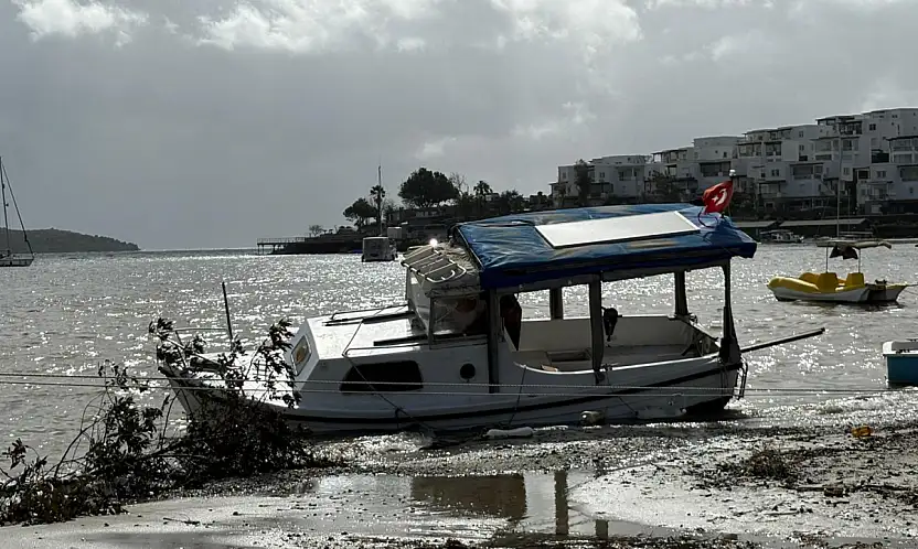 Bitez Sahili'nde fırtına: tekneler sulara kapıldı