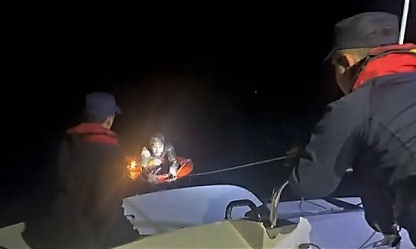 Bodrum açıklarında bitkin halde bulunan düzensiz göçmen kurtarıldı