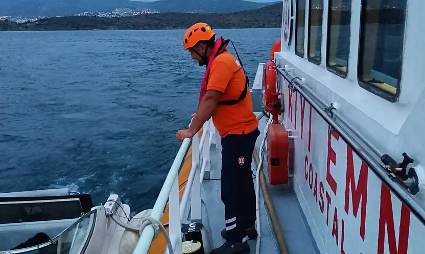 Bodrum açıklarında su alan tekne kurtarıldı