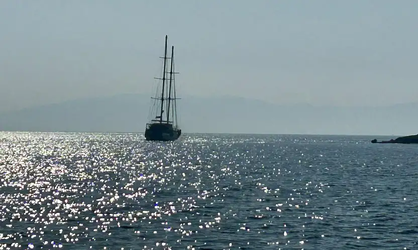 Bodrum açıklarında tekne karaya oturdu