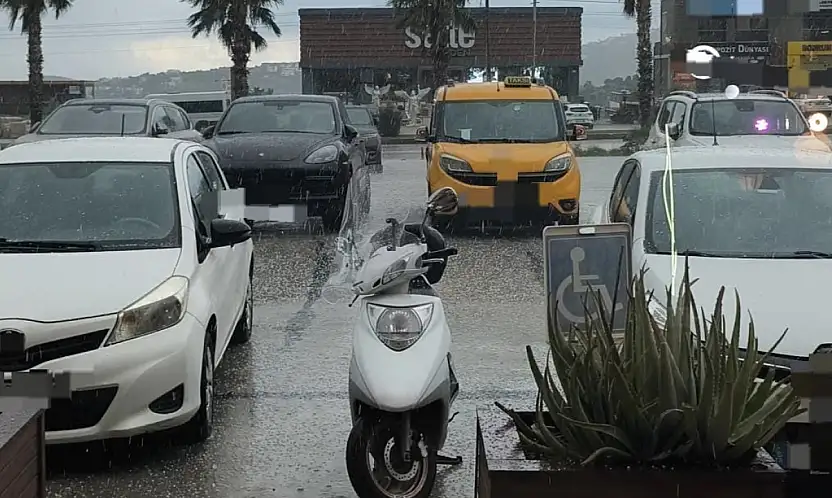 Bodrum'da dolu ve sağanak hayatı olumsuz etkiledi