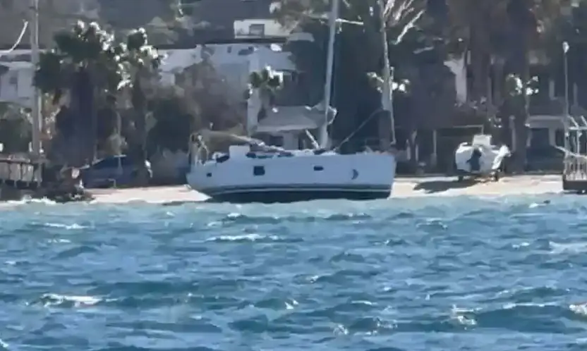 Bodrum'da fırtına etkili oldu yelkenli tekne karaya oturdu