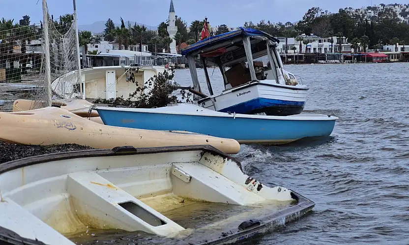 Bodrum'da fırtına etkili oldu tekneler kıyıya sürüklendi