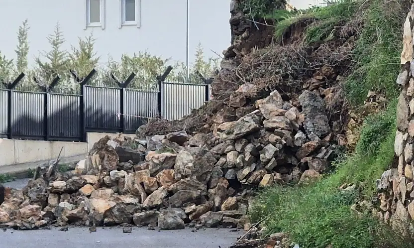 Bodrum'da istinat duvarı çöktü yol trafiğe kapatıldı