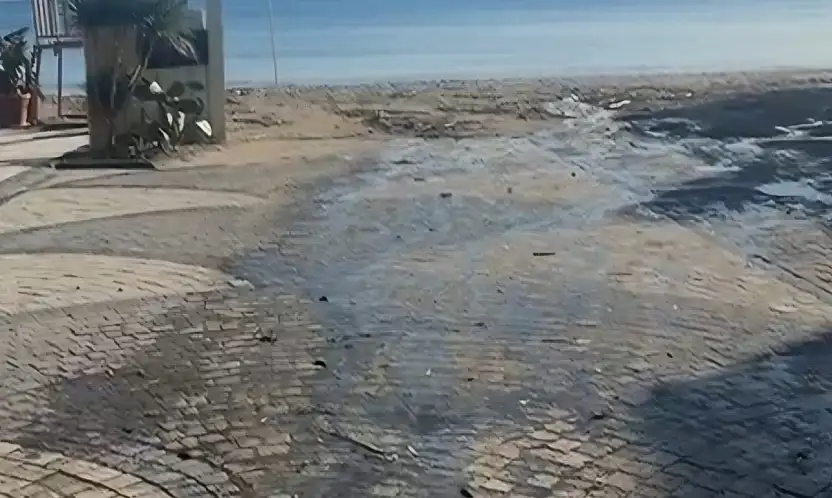 Bodrum'da patlak iki gündür denize akıyor