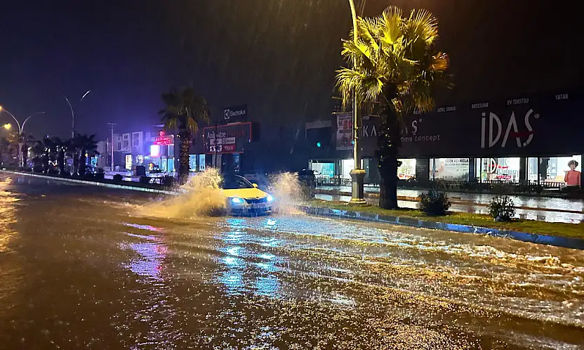 Bodrum'da sağanak hayatı olumsuz etkiledi ev ve iş yerlerini su bastı