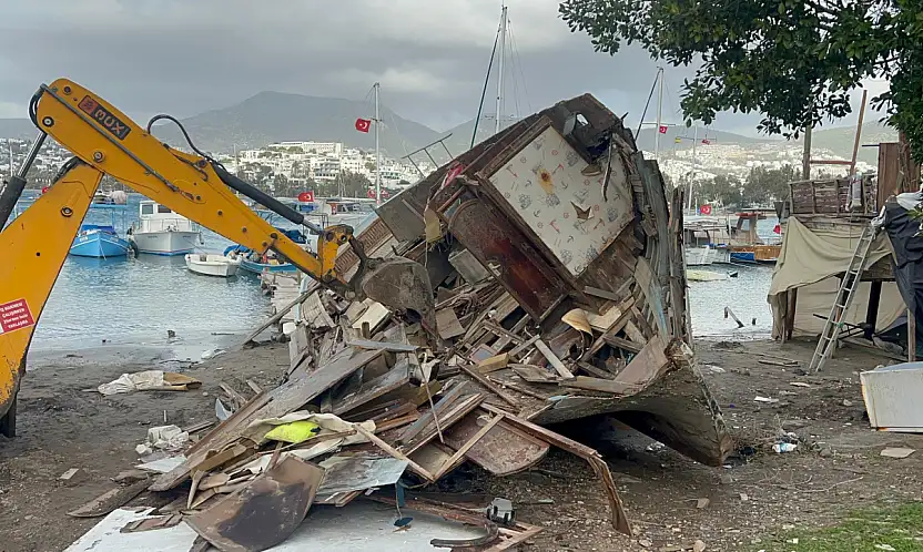 Bodrum'da tekne görünümlü kaçak yapılara yıkım