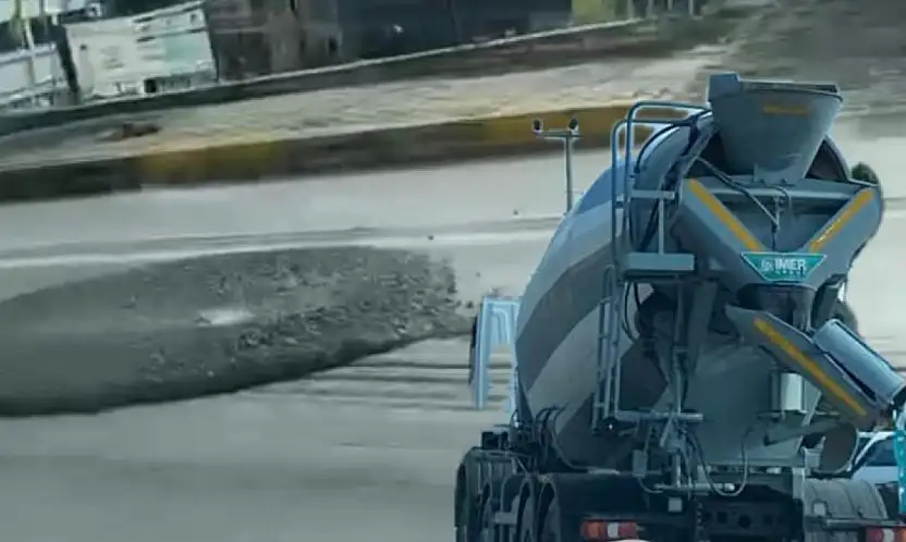 Bu kadar sorumsuzluk olmaz! Beton mikseri yola harç boşalttı, trafiği hiçe saydı