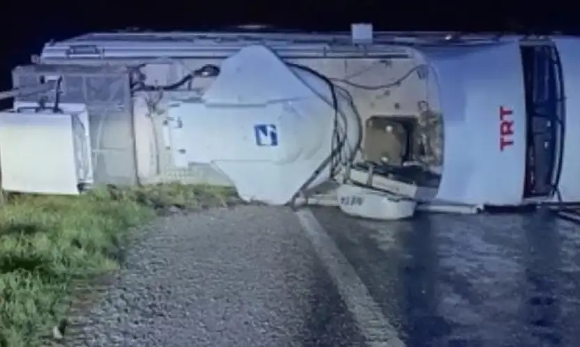 Canlı yayın aracı refüje çıkarak yan yattı