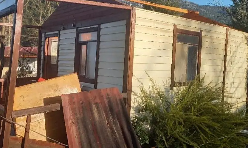 Çatılar uçtu, yapılarda hasar oluştu