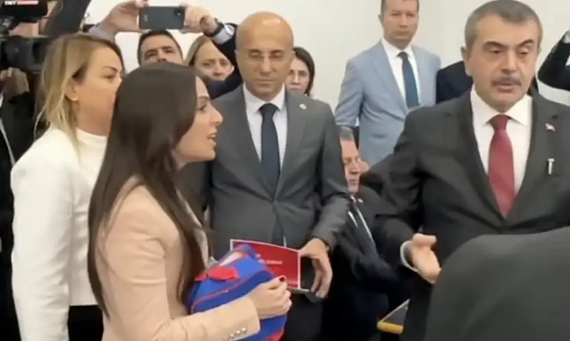 CHP Milletvekili Gizem Özcan'dan boş beslenme çantası tepkisi