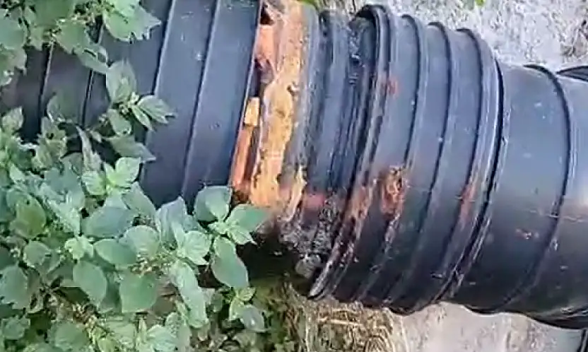 Çocuklar pis suyun içinden geçiyor, MUSKİ izliyor