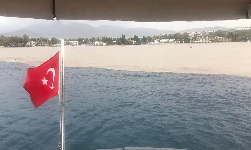 Denizin rengi yağmurla birlikte değişti