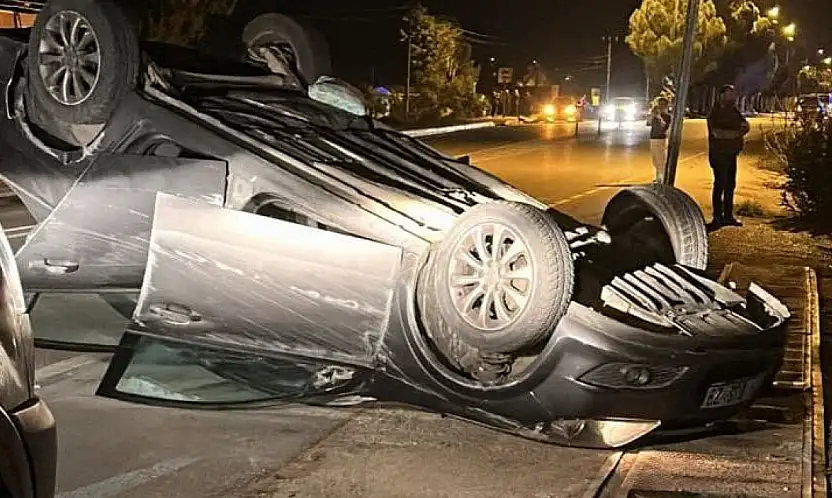 Devrilen otomobilde 2 kişi yaralandı