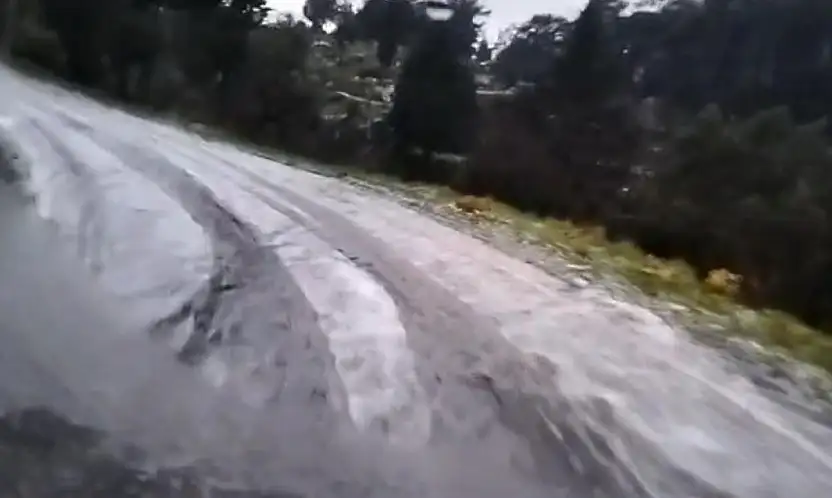 Dolu yağdı, kısa sürede ortalık beyaza büründü