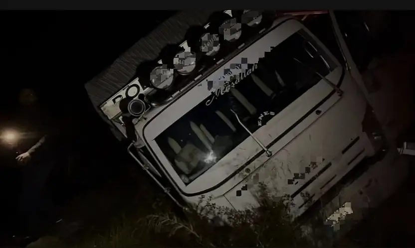 Elma yüklü kamyon köprüde asılı kaldı