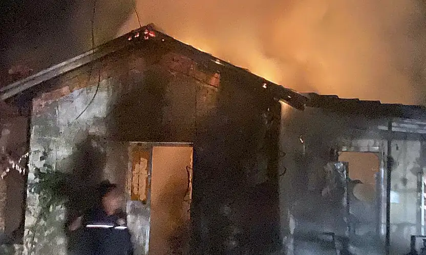 Ev alevlere teslim oldu