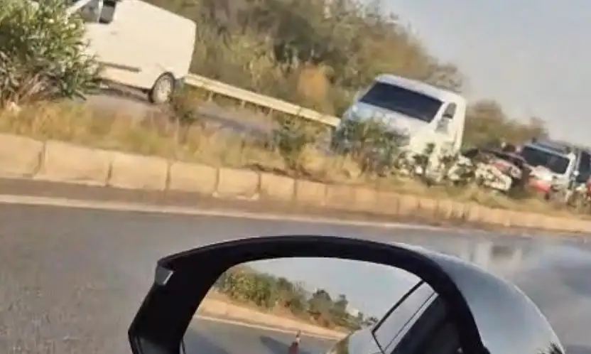 Feci kaza üç araç birbirine girdi