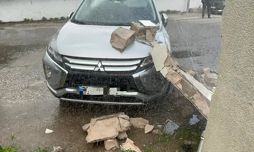 Fırtına duvarı aracın üzerine devirdi