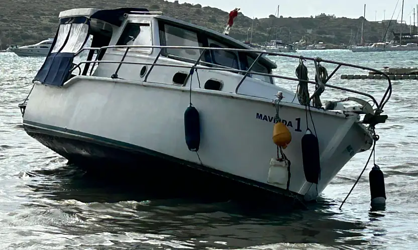 Fırtına tekne ve kayıkları karaya sürükledi