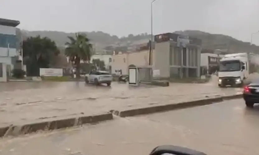 Fırtına yolları felç etti altyapı çöktü